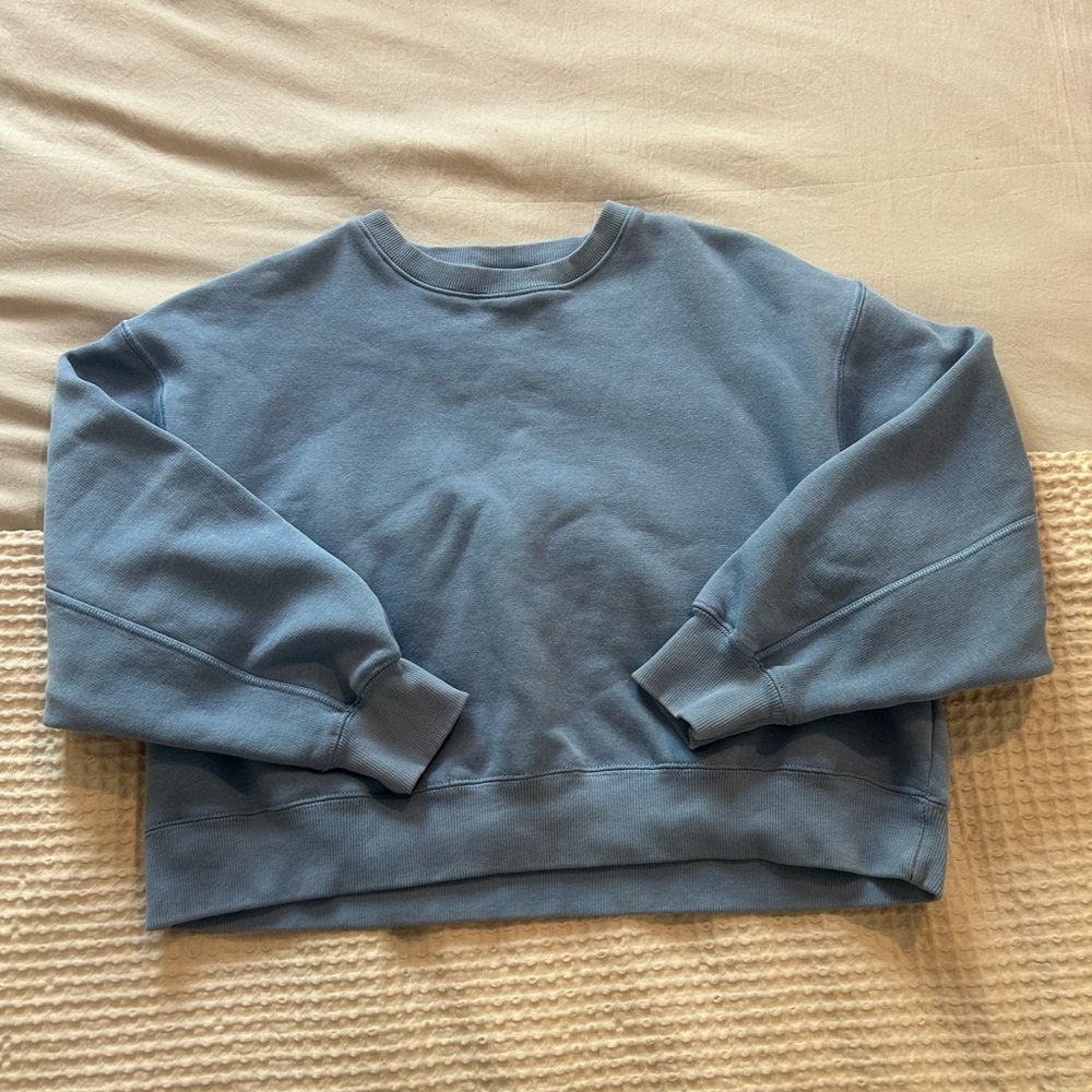 Classic Crewneck woman’s cropped Sweater in Blue. Size Medium.